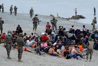 Do španělské enklávy míří tisíce migrantů. Úřady nasadily armádu