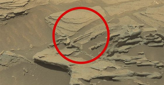 Sonda Curiosity údajně na Marsu objevila létající lžíci