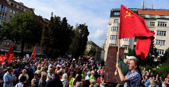 Protestní akce proti zakrytí sochy maršála Ivana Koněva. Sovětskými vlajkami demonstranti nešetřili...
