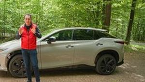 Martin Vaculík a řízení po drátě v Lexusu RZ 550e: Neví, jestli by to chtěl Martin Vaculík a řízení po drátě v Lexusu RZ 550e: Neví, jestli by to chtěl