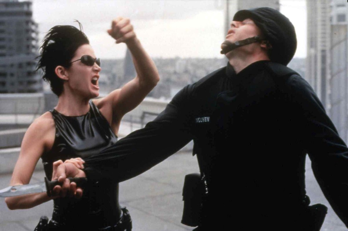 Carrie-Anne Mossová jako Trinity ve snímku Matrix.