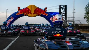 Max vs 100. Už ve středu se Verstappen utká se 100 jezdci. Jak bude závod probíhat a kde ho sledovat? Max vs 100. Už ve středu se Verstappen utká se 100 jezdci. Jak bude závod probíhat a kde ho sledovat?