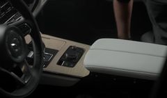 Mazda ukázala skoro celý interiér CX-90 ještě před premiérou. Tajemstvím už není ani nový lak
