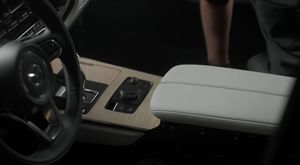 Mazda ukázala skoro celý interiér CX-90 ještě před premiérou. Tajemstvím už není ani nový lak