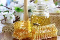 Přidaný cukr a karamel, akát bez akátu: Za šizený med hrozí výrobci pokuta až 50 milionů