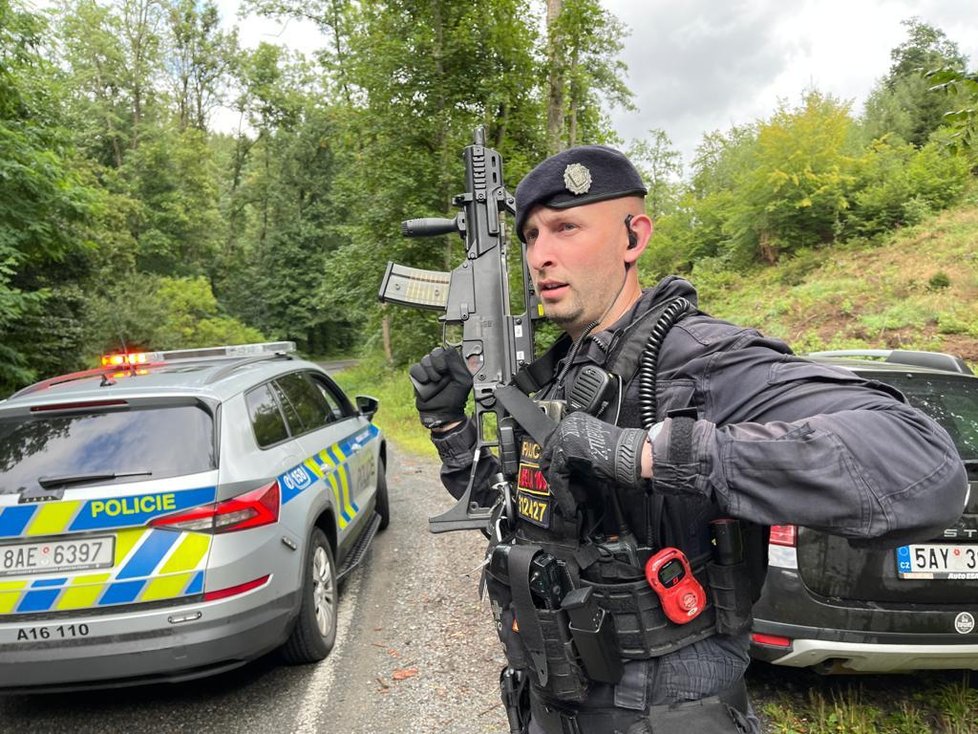 Policisté hledají v Břežanském údolí uprchlého medvěda. (23. srpna 2021)