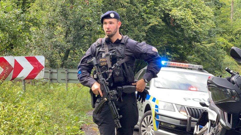 Policisté hledají v Břežanském údolí uprchlého medvěda. (23. srpna 2021)