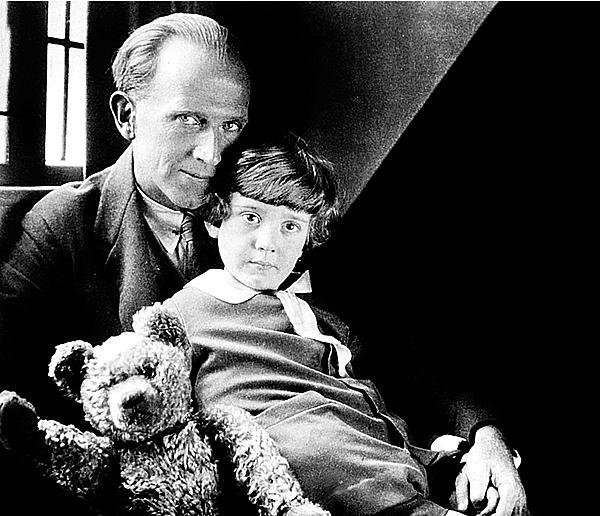 Milne se svým synem Christopherem a plyšákem, který mu byl inspirací při psaní knížek.