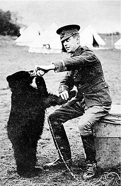 1915: Winnie se svým páníčkem Harrym.