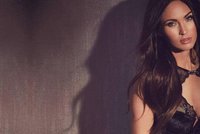 Odvážný model divošky Megan Foxové: Prsa držel jen jediný řetízek! Hrozilo velké faux-pas