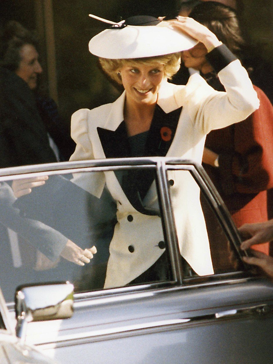 Diana v černobílém obleku na závodech v Ascotu.
