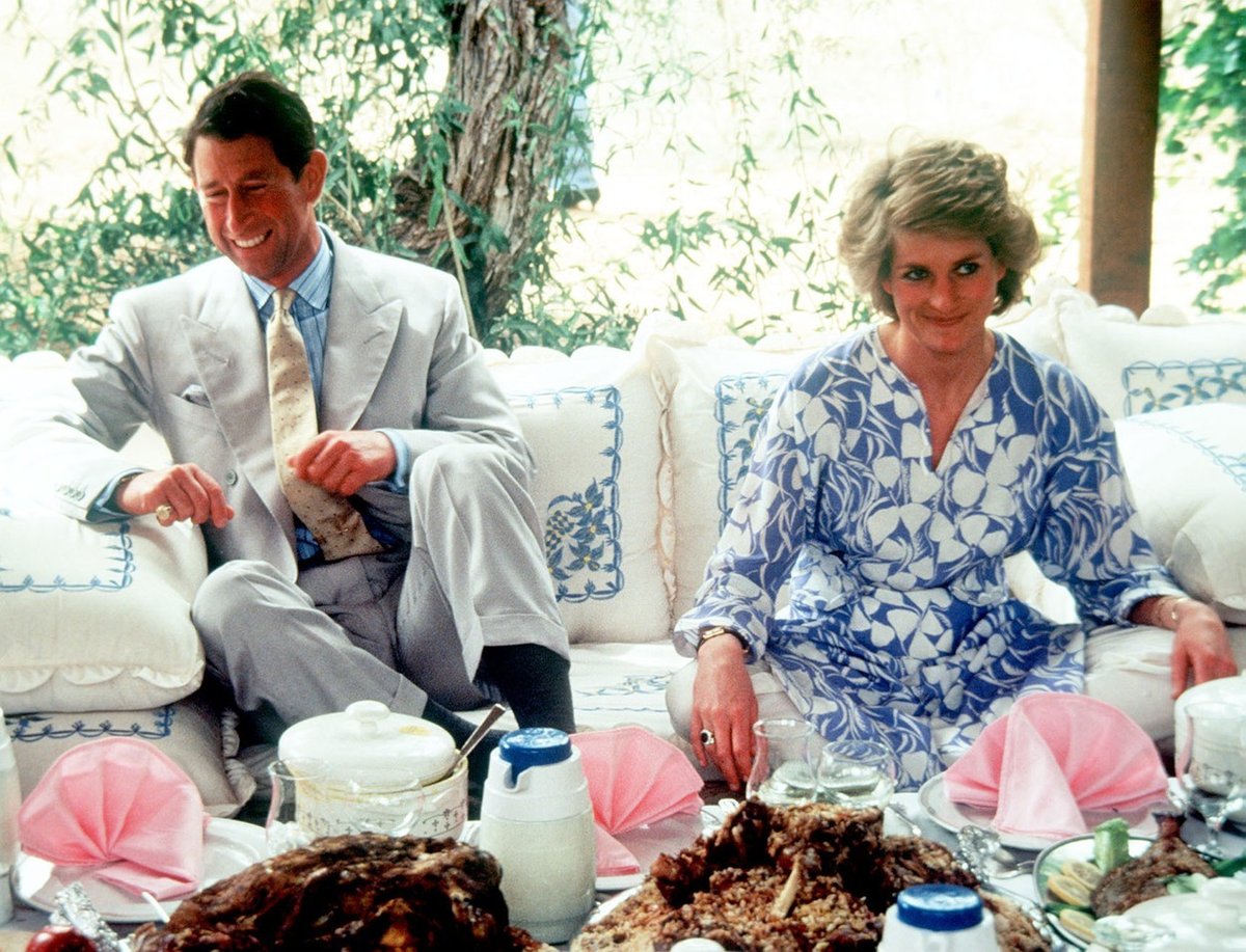 Podobný florální motiv však oblékla v roce 1986 princezna Diana v Saúdské Arábii.
