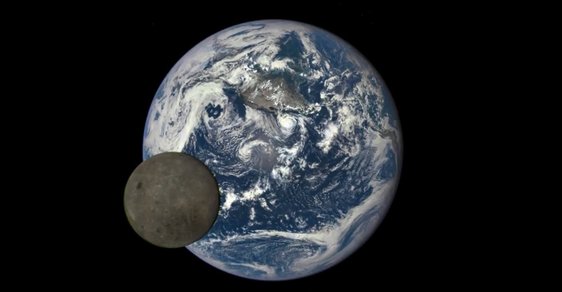 Měsíc a Země předvedli před kamerou satelitu ojedinělé vesmírné divadlo
