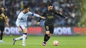 Messi a Ronaldo v jednom týmu? Internetem se šíří výmysl, ale Tévez má šanci