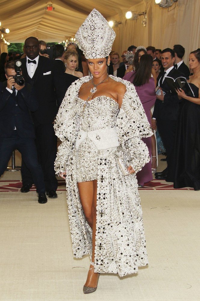 Rihanna v modelu Johna Galliana pro Maison Margiela