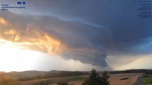 Meteorologové varují: V Česku hrozí supercela i tornádo! Meteorologové varují: V Česku hrozí supercela i tornádo!