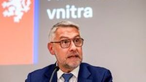 Metnar oznámil růst platů hasičů a policistů. O kolik si polepší? Metnar oznámil růst platů hasičů a policistů. O kolik si polepší?