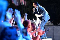 Legendární Nick Cave rozproudil fanoušky na Metronome festivalu! Nechal se jimi nosit a děkoval Praze