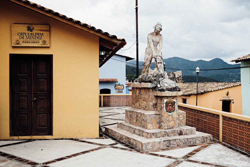 V centru města Capulálpam de Méndez stojí socha horníka připomínající nedávnou minulost města