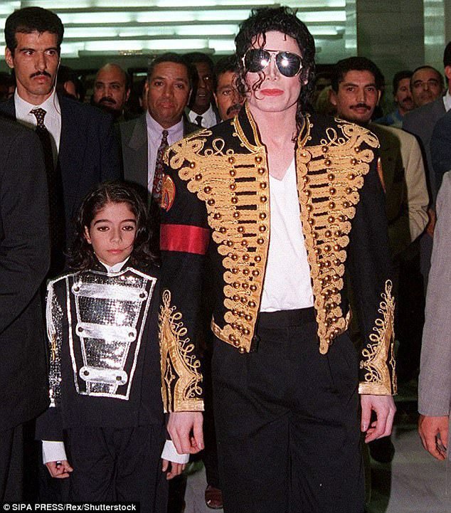 Zpvěák Michael Jackson si ve výstředních outfitech liboval. 