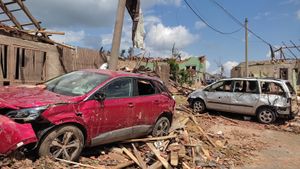 OBRAZEM: Tornádo před rokem srovnalo část moravských obcí se zemí. Zničilo domy, auta i haly