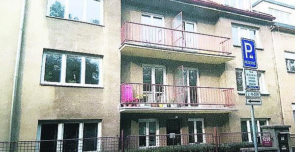 Tady žil Kopáček spolu s Havlovými. Kopáčkovi měli pravou část balkonu ve druhém patře, Havlovi levou o patro níž.