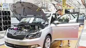 Milionům aut Volkswagenu hrozí selhání řízení. Nebezpečný problém se má týkat i škodovek Milionům aut Volkswagenu hrozí selhání řízení. Nebezpečný problém se má týkat i škodovek