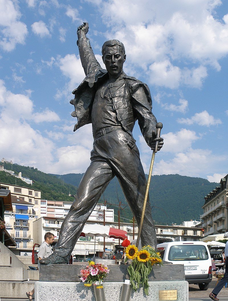 Dílo Ireny Sedlecké, socha Freddieho Mercuryho (†45).