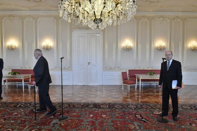 Prezident Miloš Zeman během schůzky s premiérem Bohuslavem Sobotkou kvůli demisi premiéra.
