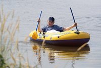 Zeman dodržel dovolenkovou tradici a vyrazil na rybník. Do člunu mu pomáhala ochranka