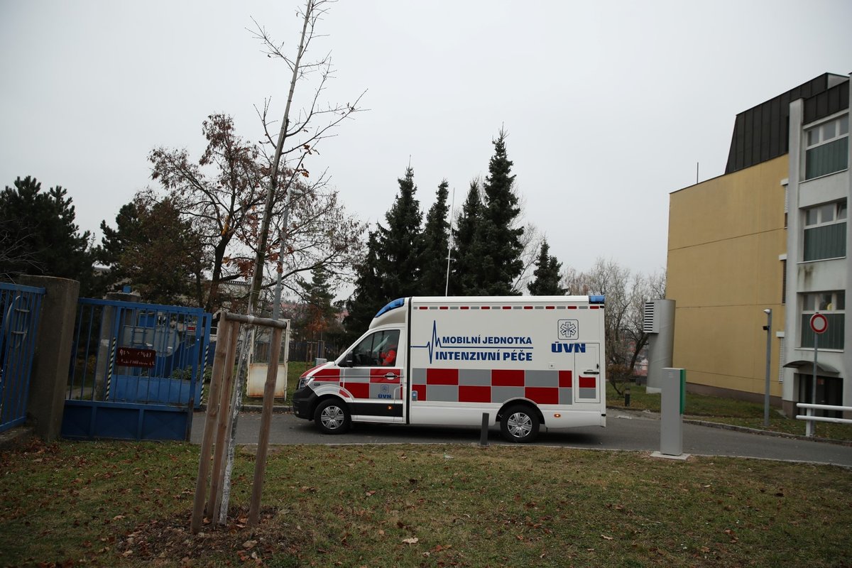 Prezident Miloš Zeman opouští nemocnici v sanitce