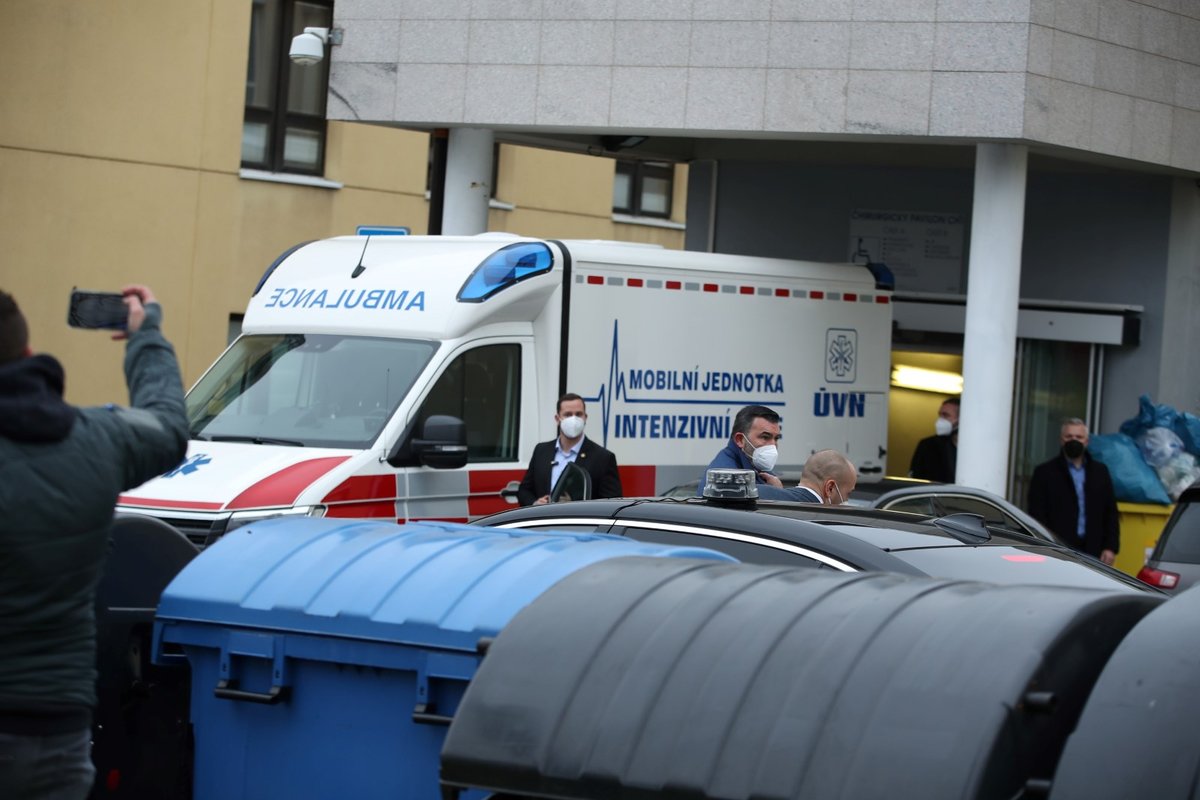 Prezident Miloš Zeman opouští nemocnici v sanitce