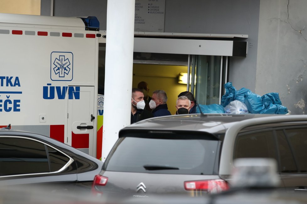 Prezident Miloš Zeman opuští ÚVN ve stejné sanitce, ve které do ní 10.10. přijel.