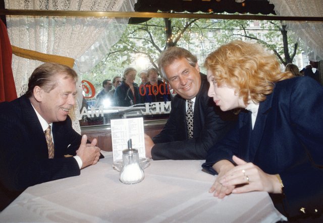 1996: &#34;V Bruselu jsem musel žehlit některé neuvážené výroky našich bývalých vládních představitelů ve vztahu k Evropské unii.&#34; Snímek: Václav Havel, Miloš Zeman, Petra Buzková