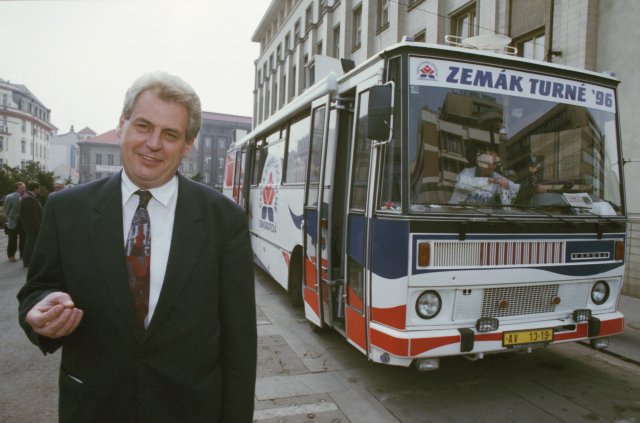 1996: &#34;Z pětiminutovek s premiérem by se staly desetiminutovky, potom půlhodinovky a nakonec bychom měli z celé televize &#34;one man show,&#34; řekl Zeman k možnému postátnění České televize.  Snímek: Autobus Zemák a kampaň před parlamentními volbami
