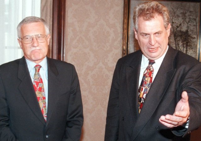 1997: &#34;Že se do mrtvol nekope,&#34; odpověděl Zeman na dotaz, co mu poradci doporučili před duelem s Václavem Klausem  Snímek: Václav Klaus a Miloš Zeman