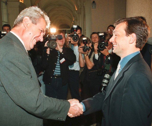 1998: &#34;Byl jsem vždy přítelem novinářů. Dovoluji si vás proto pozvat na tiskovou konferenci vlády, která začne v jednu hodinu ráno.&#34; Snímek: Miloš Zeman a maďarský kolega Viktor Orbán v Praze