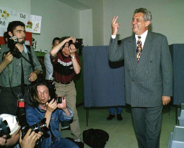 1998: &#34;Jde o detailní dílčí operaci, tak trochu pod mojí rozlišovací úrovní,&#34; řekl Zeman o půjčce ČSSD ve výši 8 milionů korun. Snímek: Miloš Zeman u voleb