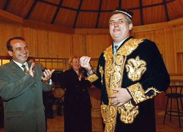 1999 &#34;Do bank už nedáme ani korunu.&#34; Dali. A ne jen jednu. Snímek: Miloš Zeman v Uzbekistánu v tradičním uzbeckém oděvu