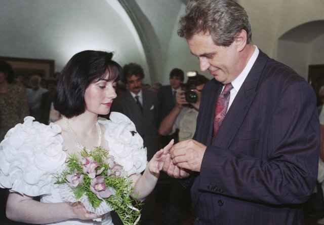 1993: &#34;Když nepřijede, vezmu si Václava Grulicha.&#34; Snímek: Svatba s Ivanou Bednarčíkovou