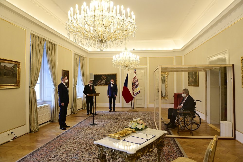 Miloš Zeman jmenoval Petra Fialu v l8nech premiérem (28.11.2021)