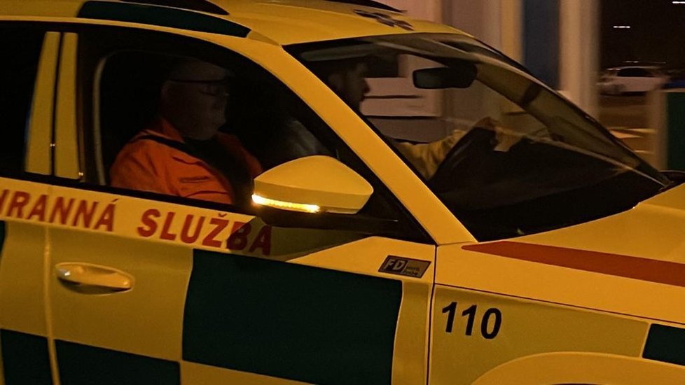 Posádka záchranné služby, která převezla prezidenta Miloše Zemana zpátky do nemocnice. (25. listopad 2021)