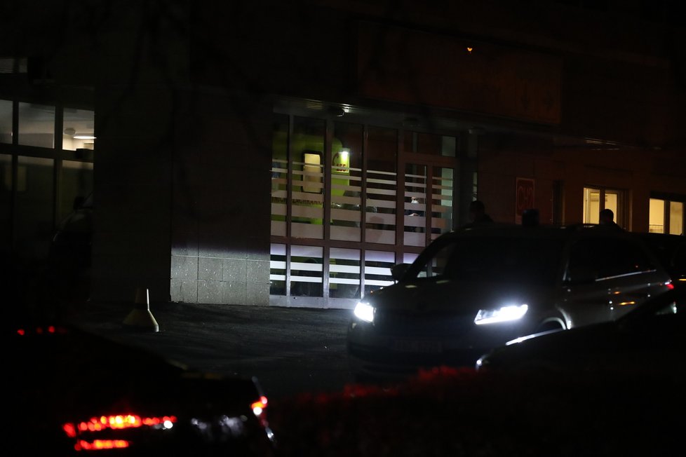 Převoz prezidenta Miloše Zemana z Lán zpátky do nemocnice poté, co mu vyšel pozitivní test na covid.
