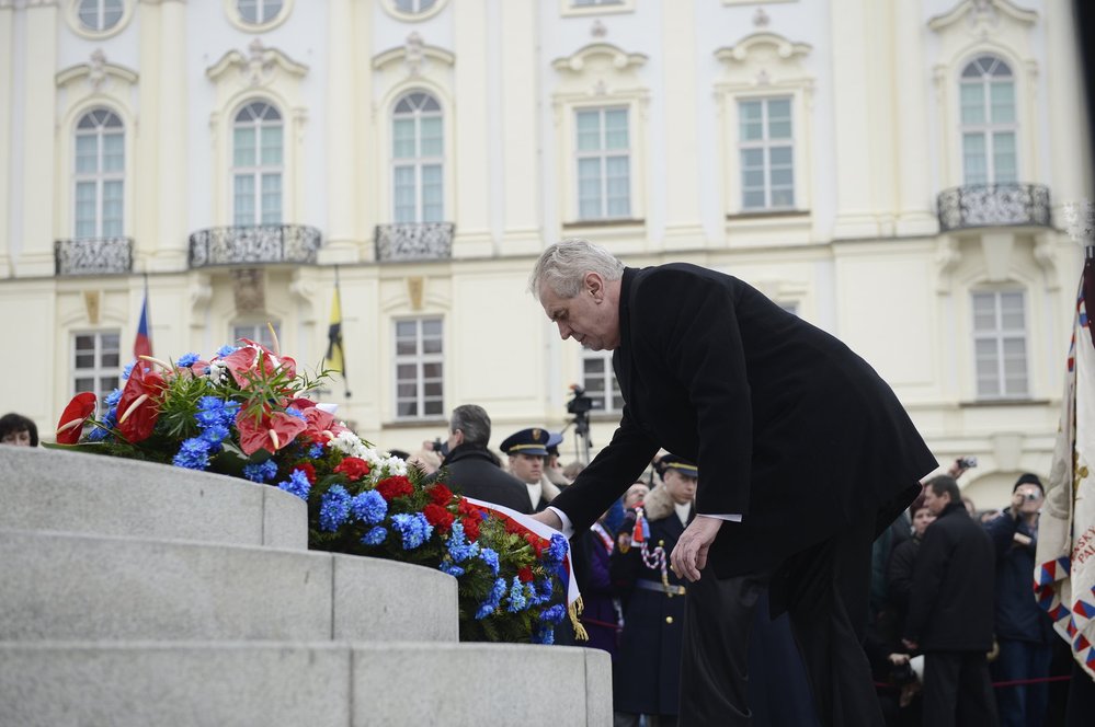 Inaugurace 2013: Miloš Zeman pokládá při své inauguraci věnec a květiny k soše T. G. Masaryka na Hradčanském náměstí