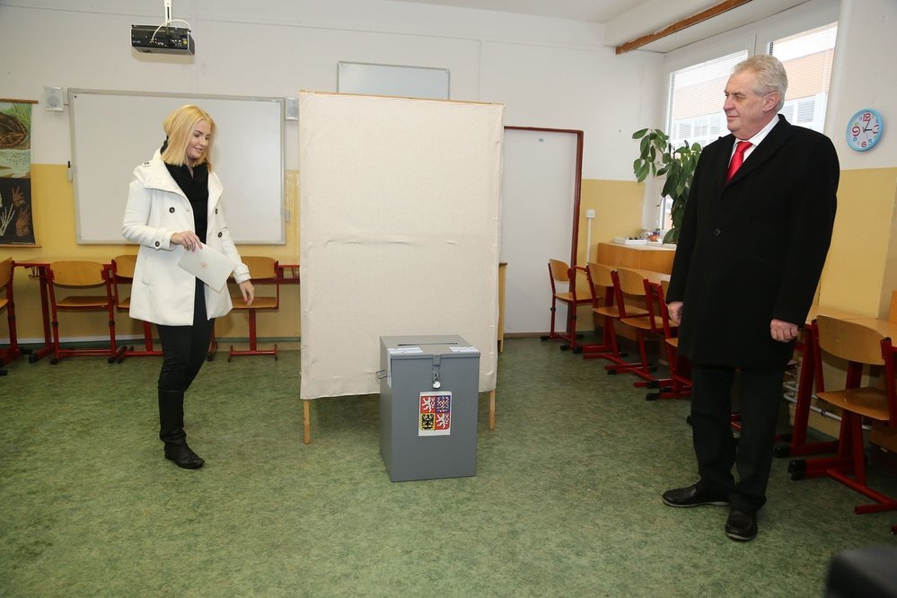 Miloš Zeman v roce 2013 jako kandidát na prezidenta republiky. Odvolil za účasti své manželky Ivany a dcery Kateřiny