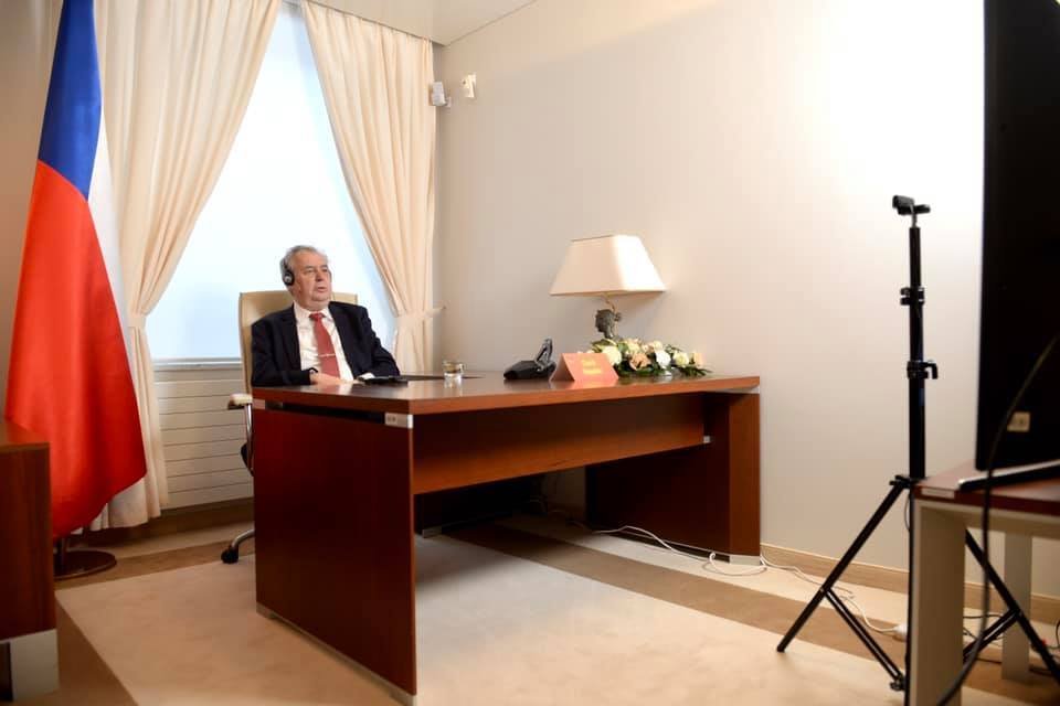 Miloš Zeman při videohovoru s Čínou.