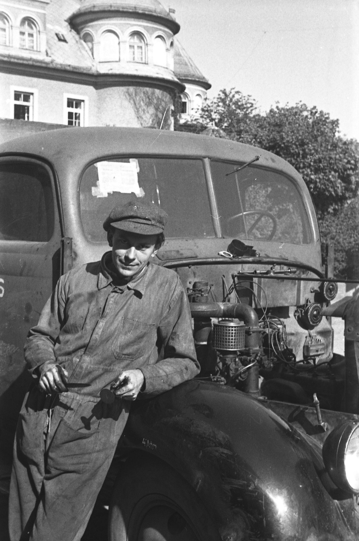 V Sušici jezdil Miroslav s tímto náklaďákem po farmách sbírat konve s mlékem. (1945)