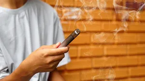 Místo cigaret vape: Dospívající propadají „voňavému“ nikotinu. Co na to říkají plicní lékaři? Místo cigaret vape: Dospívající propadají „voňavému“ nikotinu. Co na to říkají plicní lékaři?
