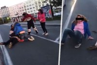 Drsná bitka v Mladé Boleslavi očima svědkyně: Vzduchem lítaly chomáče vlasů, zuby a žena křičela, že je těhotná