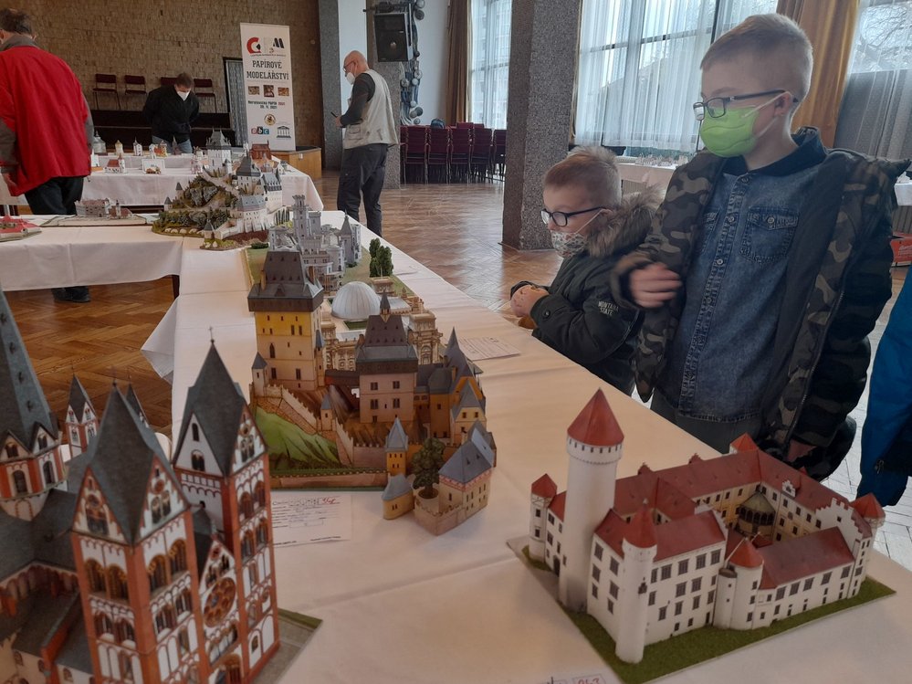 Slepené papírové modely můžou vystavovat i děti na různých výstavách po celém Česku